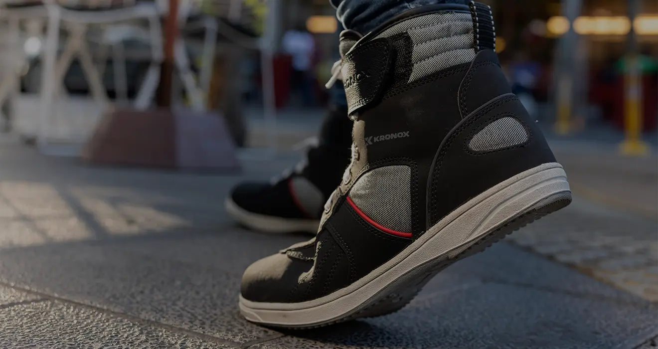 Kronox's footwear